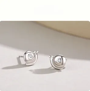 Detail von s925 Silber Schneckenohrstecker mit einem funkelnden Zirkonstein-Inlay