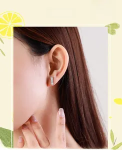 Gros plan de boucles d'oreilles en argent s925 avec zircons taille baguette