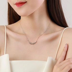Elegante S925 Sterling Silber Engelsflügel Halskette mit Zirkon am Hals des Models