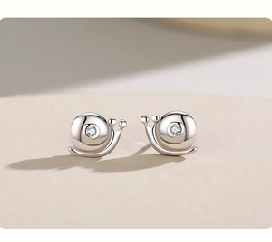 Nahaufnahme von S925 Sterling Silber Schnecken-Ohrsteckern mit funkelndem Zirkonia-Stein