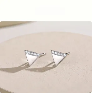 Macro di orecchini a triangolo in argento con zirconi micro-incastonati su base in pietra