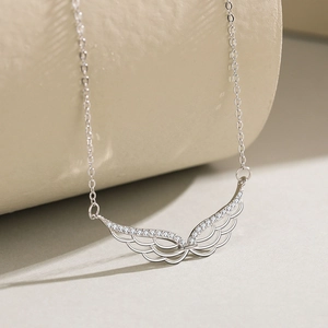 S925 Sterling Silber Engelsflügel Anhänger Halskette mit Diamanten auf hellem Sockel