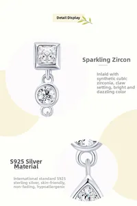 Vue détaillée du clou d'oreille en argent S925 avec oxyde de zirconium taille princesse