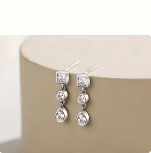 Gros plan détaillé de boucles d'oreilles en argent s925 avec pendentifs en zircon variés