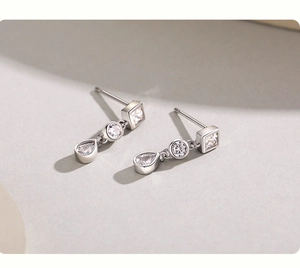 Détail de boucles d'oreilles en argent s925 avec cristaux carrés et en goutte