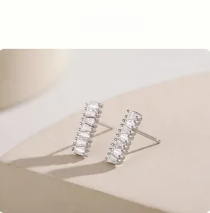 Vue détaillée des boucles d'oreilles en argent S925 avec cristaux de coupe baguette