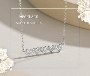 Détail du collier en argent 925 avec cinq cœurs sertis de zircons étincelants