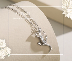 Vue détaillée du collier pendentif gecko en argent s925 serti de zircons brillants
