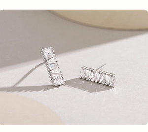 Détail macro de boucles d'oreilles en argent S925 avec pierres de zircone scintillantes
