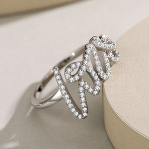 Lussuoso anello LOVE in argento S925 con micro-pavé di cristalli su finitura lucida