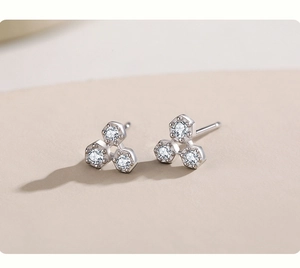 Vista dettagliata degli orecchini geometrici in argento sterling S925 con tre pietre