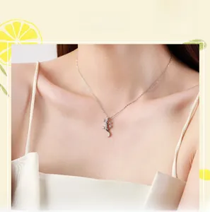 Gros plan détaillé d'un collier pendentif gecko en argent serti de cristaux sur un mannequin
