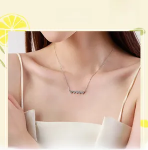 Mannequin portant un collier en argent 925 avec cinq pendentifs cœurs sertis sur la clavicule