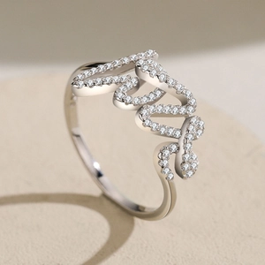 Anello LOVE in argento sterling S925 con cristalli ondulati visto da un angolo di 45 gradi