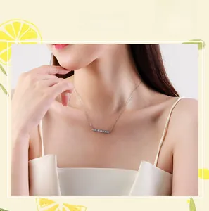 Gros plan sur le collier avec pendentif barre en argent sterling S925 sur mannequin