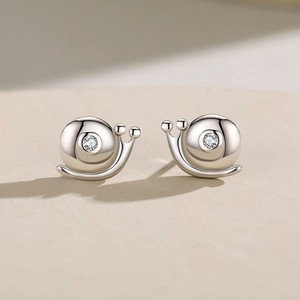 Minimalistische Schnecken-Ohrstecker aus s925 Silber mit funkelndem Zirkonia