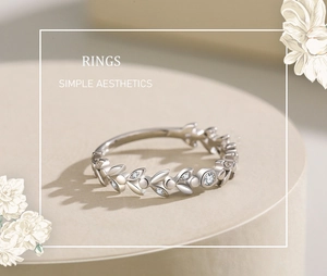 Vue détaillée d'une bague pétale en argent avec textures de feuilles et zircons