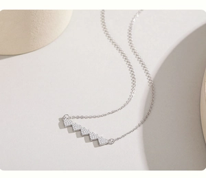 Détail du collier en argent 925 avec cinq pendentifs en forme de cœur sertis de cristaux
