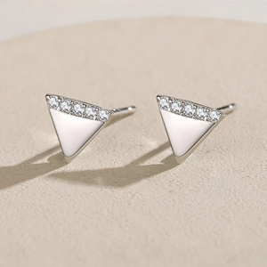Orecchini a triangolo minimalisti in argento S925 con micro-intarsio di zirconi raffinati