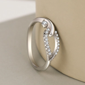Elegant S925 sterling silver crisscross ring with micro-p鑲嵌ed stones for women