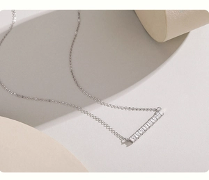 Détail macro du pendentif barre en argent S925 serti de zircons baguette sur chaîne