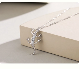 Détail macro du collier pendentif gecko en argent sterling S925 avec pierres brillantes