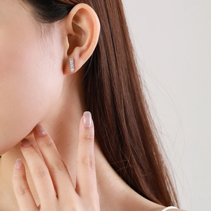 Élégantes boucles d'oreilles s925 en argent avec cristaux pavés portées par un mannequin