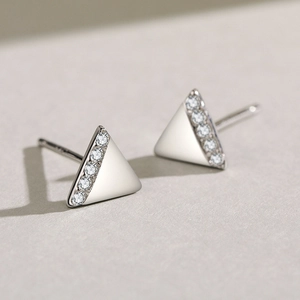 Orecchini a perno a triangolo in argento sterling S925 con zirconi cubici incastonati