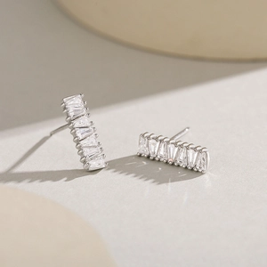 Boucles d'oreilles minimalistes en argent S925 avec zircon cubique baguette brillant