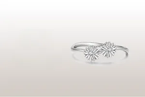 Vue détaillée d'une bague marguerite en argent S925 sertie de zircons blancs brillants