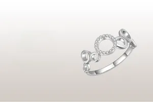 Détail de bagues en argent s925 avec zircons micro-pavés et design géométrique ajouré
