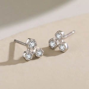Orecchini geometrici in argento S925 con tre zirconi cubici a forma di esagono lucido