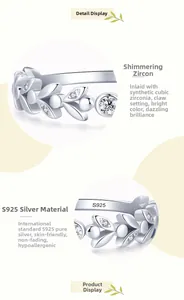 Détail de la bague en argent S925 montrant le design de pétales et l'oxyde de zirconium
