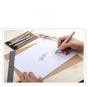 Croquis de design d'une bague marguerite en argent s925 sur une table de création