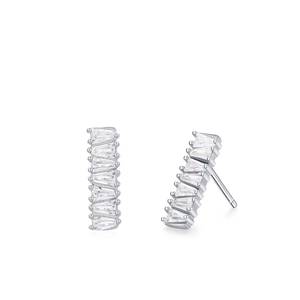 Boucles d'oreilles clous en argent S925 avec cristaux baguette sur fond blanc éclatant