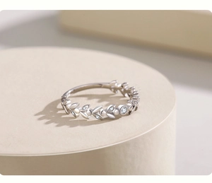 Détail d'une bague en argent S925 avec feuilles serties de zircons sur un socle