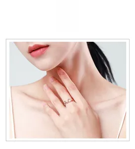 Détail d'une bague nid d'abeille en argent s925 avec micro-diamants sur mannequin