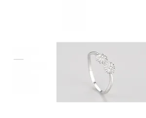 Détail macro de la bague marguerite en argent S925 avec zircons et finition polie brillante