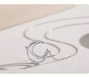 Nahaufnahme des S925 Sterling Silber Doppelmond-Anhängers mit funkelnden Zirkonias