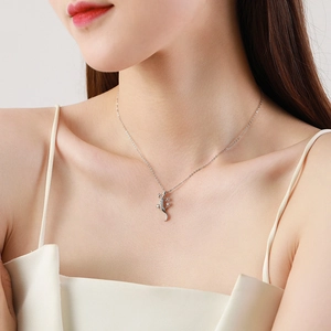 Collier avec pendentif gecko en argent S925 et zircons brillants sur le cou féminin
