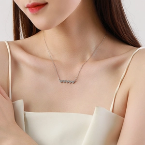 Collier en argent 925 avec 5 pendentifs en forme de cœur pavés de zircons blancs