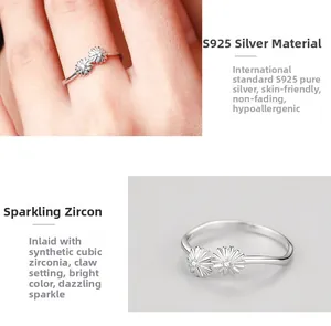 Détail d'une bague marguerite en argent sterling S925 avec zircons et serti à griffes