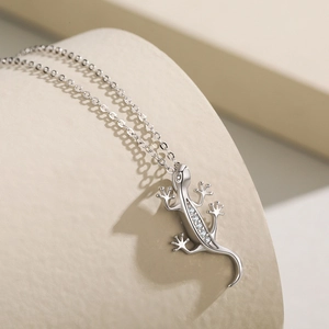 Collier avec pendentif gecko en argent sterling S925 et pierres de zircone brillantes