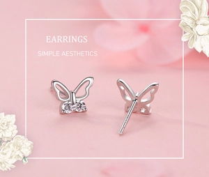 Gros plan sur les boucles d'oreilles papillon en argent S925 avec zircons scintillants