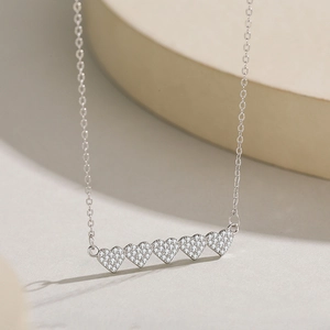 Collier en argent sterling 925 avec cinq pendentifs coeurs sertis de zircons brillants