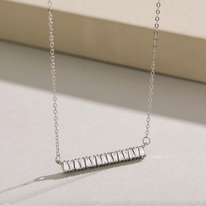 Collier chic en argent S925 avec pendentif en zircon baguette sur support géométrique