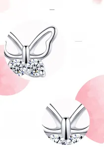 Gros plan détaillé des boucles d'oreilles papillon en argent S925 avec zircons cubiques