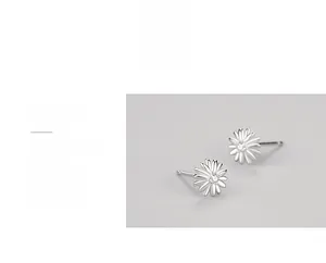 Makroaufnahme von Gänseblümchen-Ohrsteckern aus 925er Silber mit Zirkonia-Zentrum