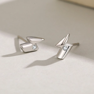 Minimalist S925 sterling silver lightning bolt stud earrings with sparkling zircon