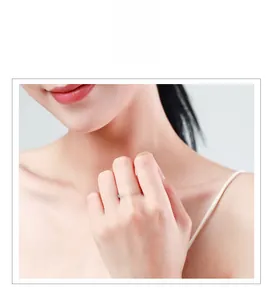 Gros plan d'une bague en argent s925 avec cœurs ajourés portée par un mannequin
